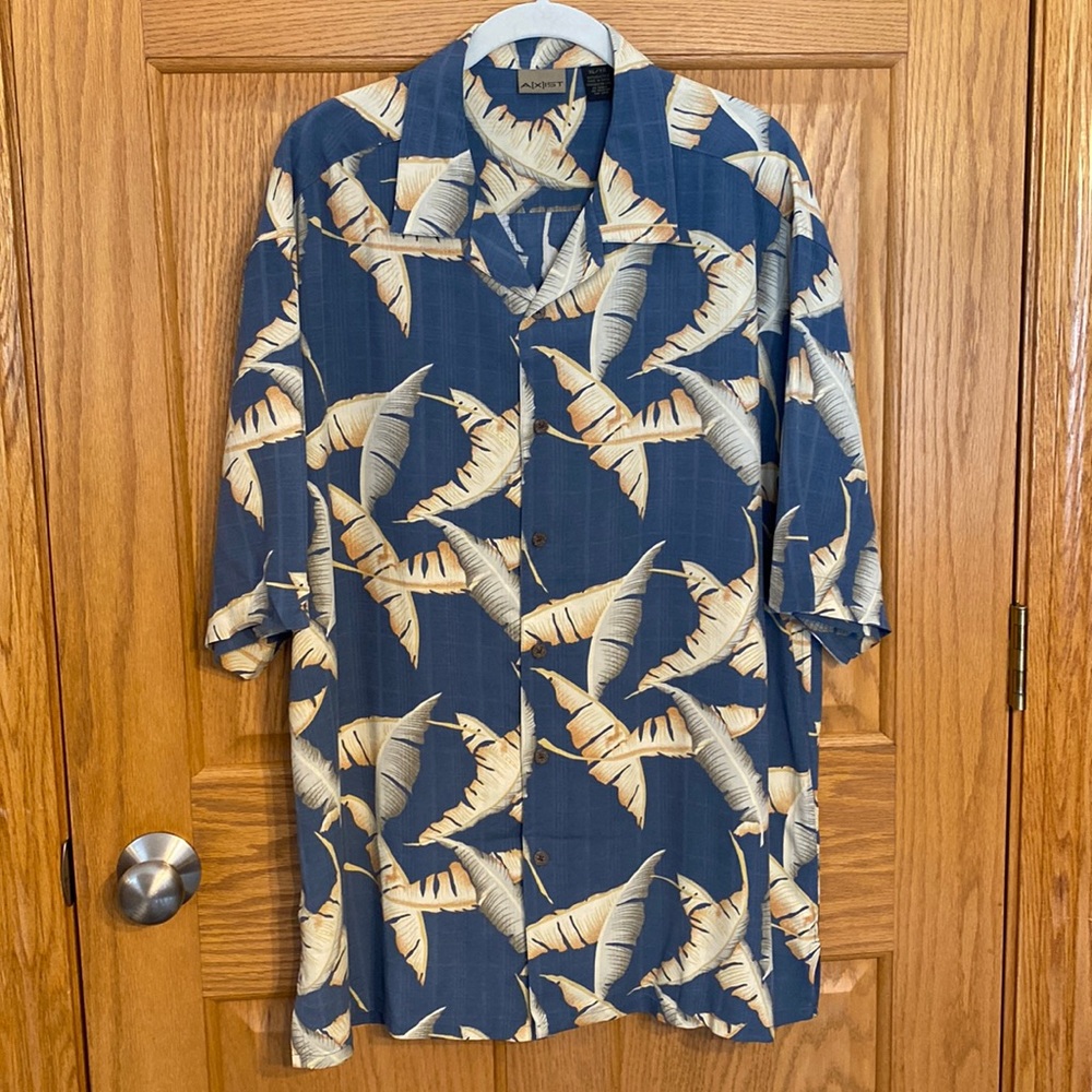 A[E]IST- tropical 100% silk casual light denim blue and cream button dow…